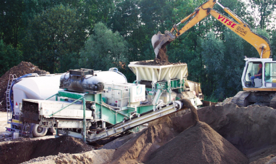 Machine DEVAREM 250 mobile en fonctionnement pour le traitement des déblais issus d'un chantier BTP sur site